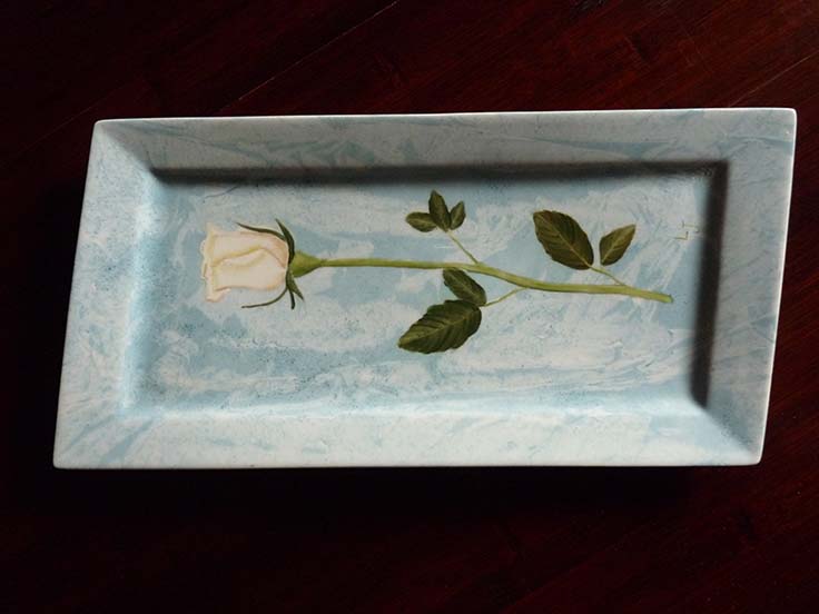 Plat avec une rose blanche, en porcelaine